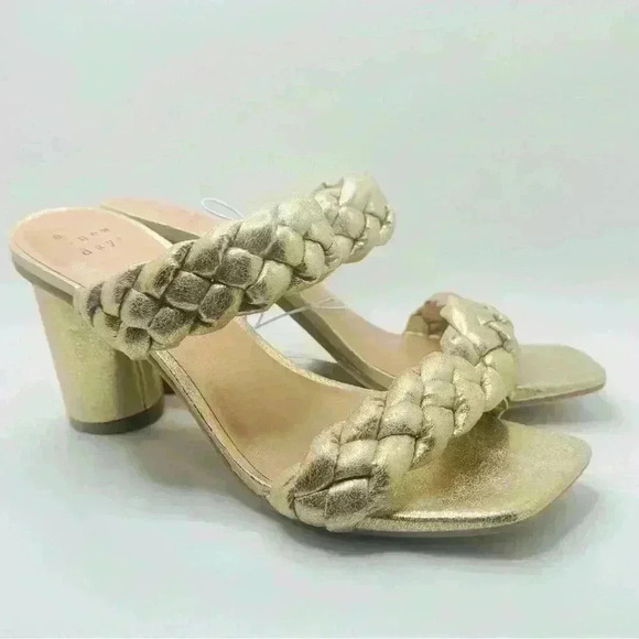 Woman’s A New Day Basil Heels in Gold, Size 6 - Picture 1 of 10